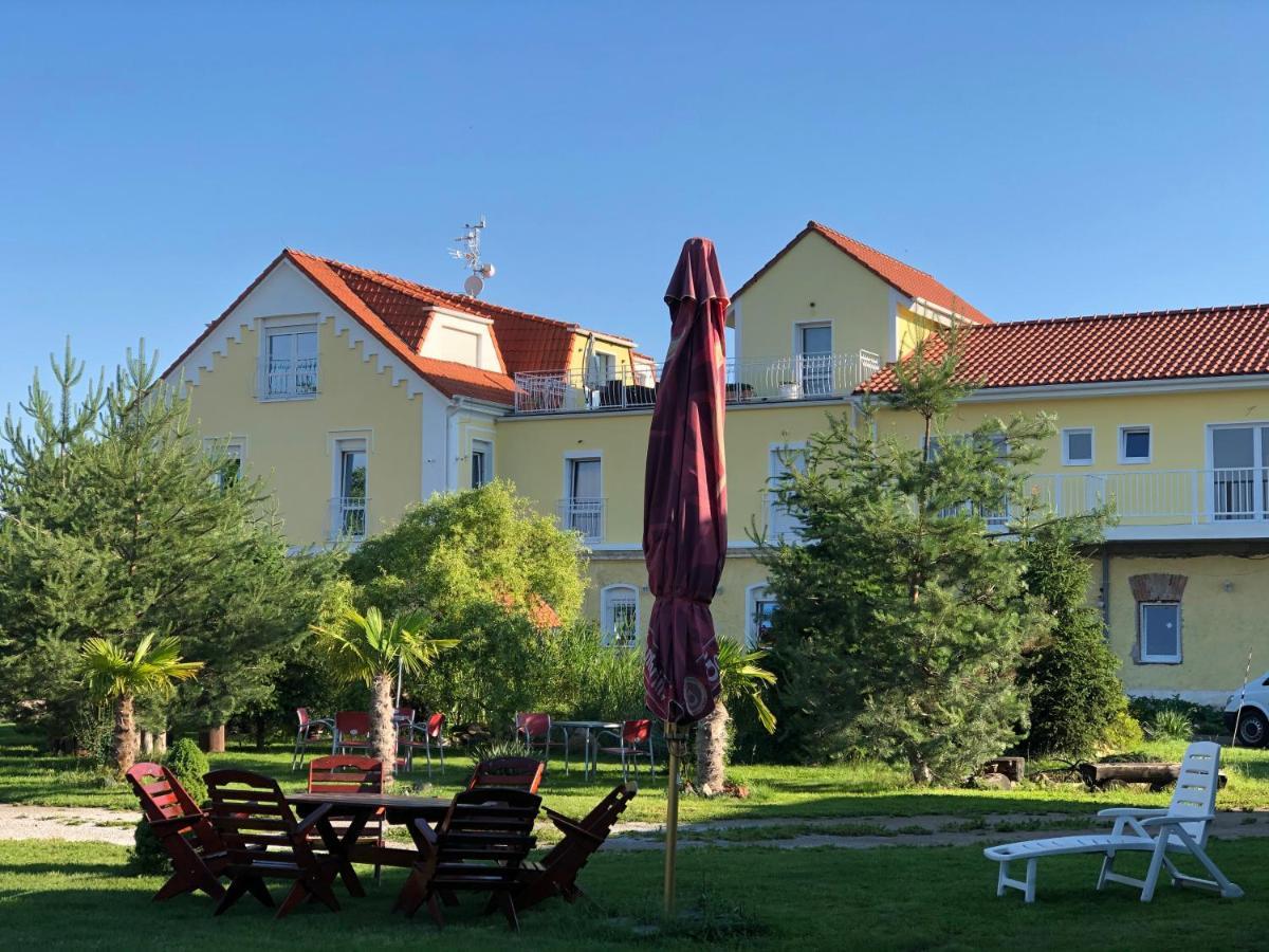 Holiday Centrum Hotel Zatec  Exterior photo