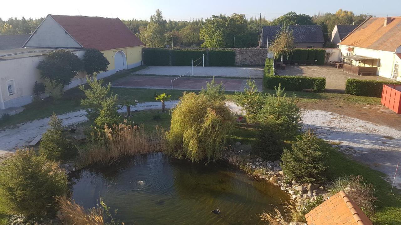 Holiday Centrum Hotel Zatec  Exterior photo